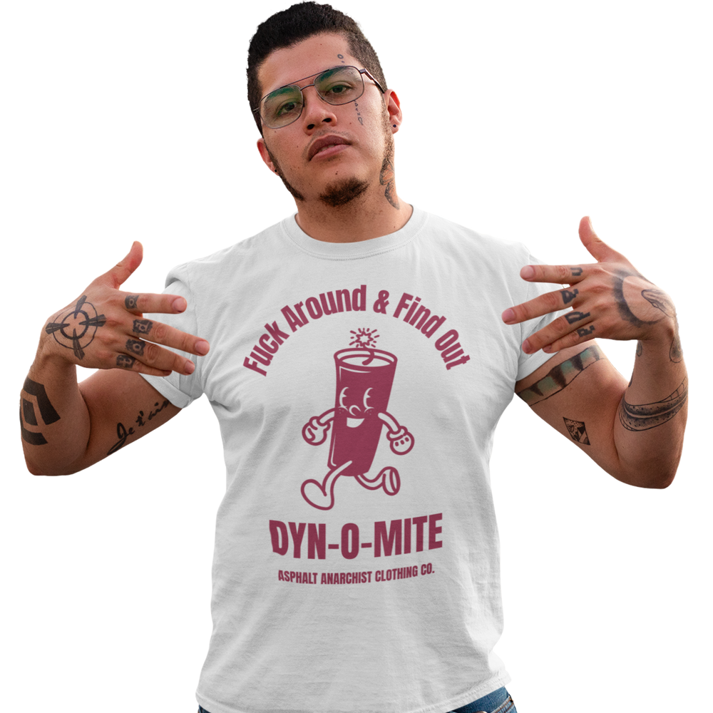 
                  
                    Das DYN-O-MITE T-Shirt mit Rundhalsausschnitt
                  
                